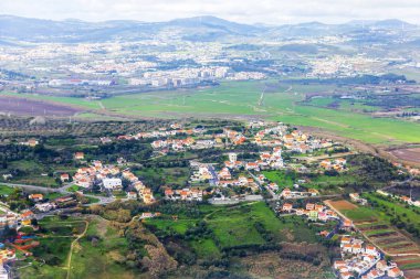 Büyük yükseklikte uçan uçağın penceresinden kara yüzeyinin görüntüsü