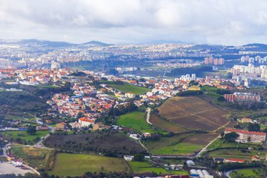 Büyük yükseklikte uçan uçağın penceresinden kara yüzeyinin görüntüsü