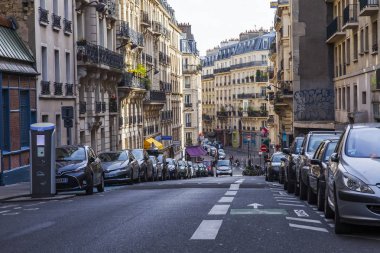 Paris, Fransa, üzerinde 30 Ekim 2017. Sonbahar şehir manzarası. Şık güzel evler şehrin mimari bir kompleks sokak olun. Çok sayıda otomobil kaldırım park edilmiş