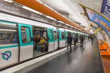 Paris, Fransa, üzerinde 30 Ekim 2017. İnsanlar tren metro istasyonu platformunda bekliyoruz.
