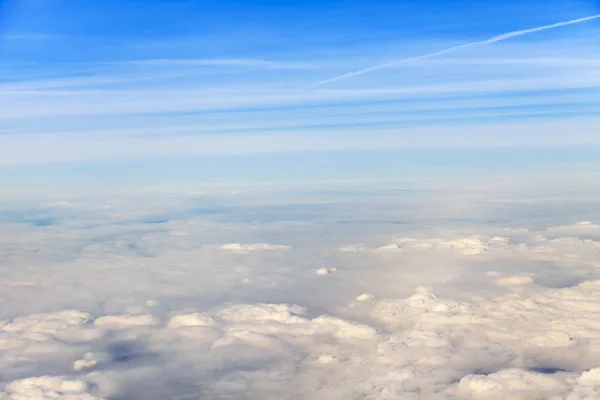 Gökyüzü Pitoresk Bulutlar Büyük Yükseklikte Uçan Uçak Penceresinden Görünümü — Stok fotoğraf