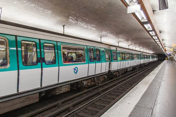 Paris Frankrike Oktober 2017 Människor Förväntar Sig Tåget Plattformen Tunnelbanestationen — Stockfoto