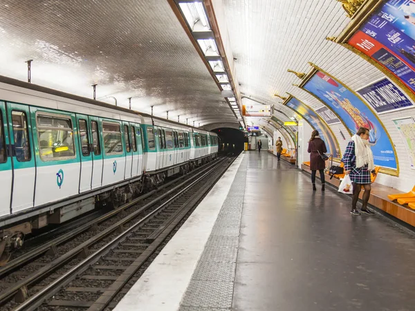 Paris Frankrike Oktober 2017 Människor Förväntar Sig Tåget Plattformen Tunnelbanestationen — Stockfoto