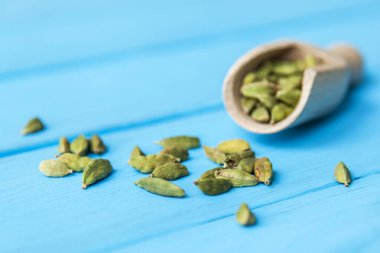 Bir tahta kaşık mavi bir tablo içinde kakule