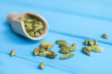 Bir tahta kaşık mavi bir tablo içinde kakule