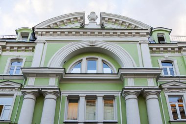 Moskova, Rusya, üzerinde 10 Ağustos 2017. Tipik bir cephe Nikolskaya sokakta, bir eski şehrin alışveriş binanın bilir