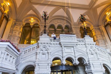 Moskova, Rusya, üzerinde 10 Ağustos 2017. Aydınlatma akşam ışıklar bir cephe tarihi Shop sakız parçası 