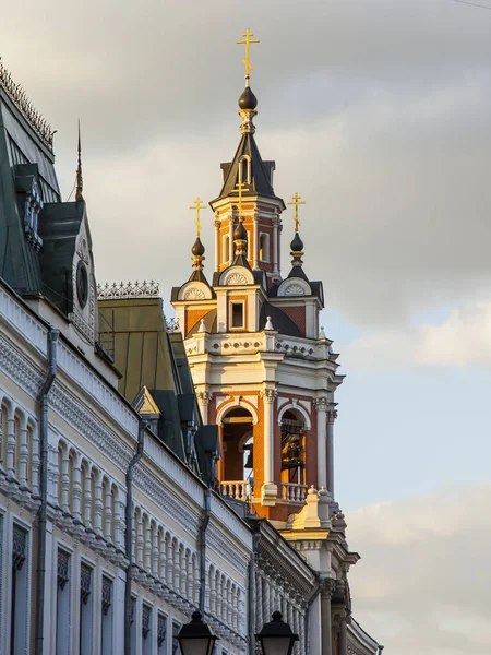 Moskwa Rosja Dniu Sierpnia 2017 Słońce Świeci Starej Dzwonnicy Nikolskaya — Zdjęcie stockowe