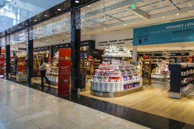 Paris, Fransa, 1 Kasım 2017. Hava ile şişirilen balonlar Havaalanı Charles de Gaulle bir ticaret bölgesi Mağazalar sağlanan 