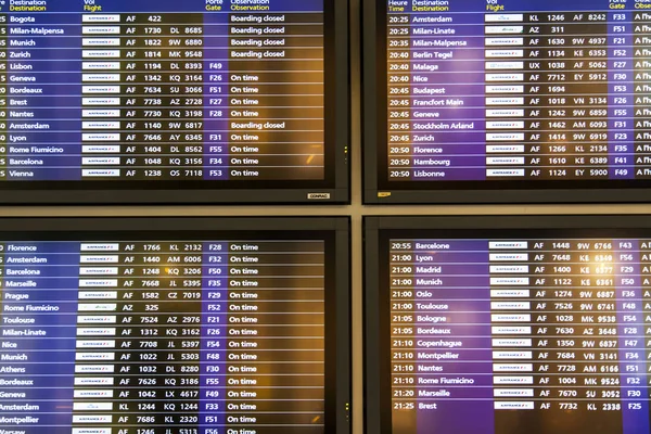 在2017年11月1日 航班时刻表显示在飞机场戴高乐机场的一个电子面板上 — 图库照片