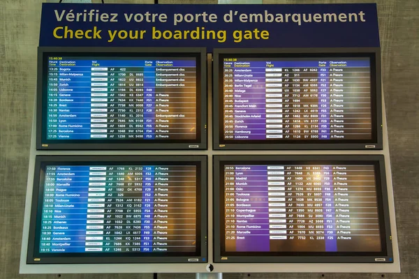 フランス 2017 空港シャルル ゴール空港で電子パネルに便のスケジュールが表示されます — ストック写真