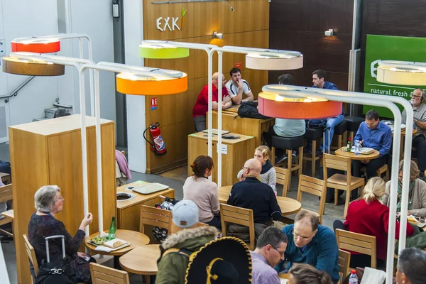 París Francia Noviembre 2017 Gente Descansa Come Cafetería Sala Embarques —  Fotos de Stock