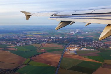 Büyük yükseklikte uçan uçağın penceresinden kara yüzeyinin görüntüsü