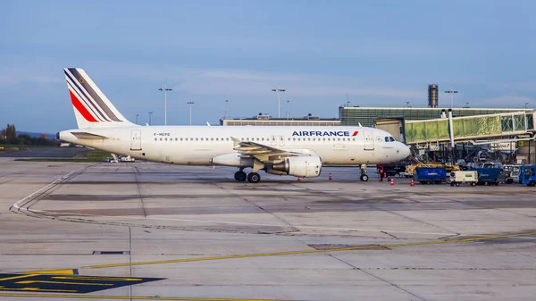 フランス 2017 飛行機が空港シャルル ゴール空港でプリフライトのサービスを受ける — ストック写真