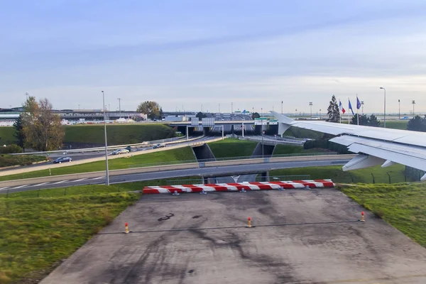 フランス 2017 ターミナルの空港シャルル ゴール空港で離陸する飛行機からの眺め — ストック写真