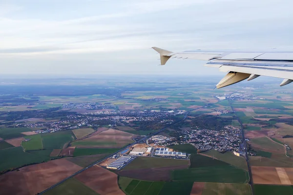 Büyük Yükseklikte Uçan Uçağın Penceresinden Kara Yüzeyinin Görüntüsü — Stok fotoğraf