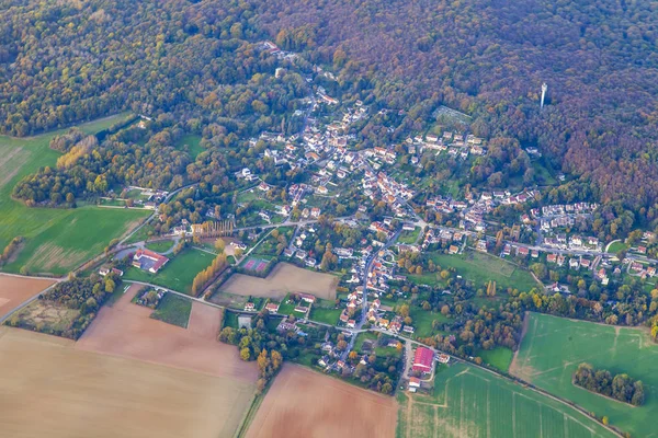 Zicht Het Landoppervlak Vanuit Een Raam Van Het Vliegtuig Dat — Stockfoto