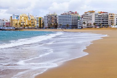 Las Palmas de Gran Canaria, İspanya, 6 Ocak 2018 üzerinde. Kış Playa de Las Canteras plaja mesafe waterfront ve Atlantik okyanus kıyısında bilir. 