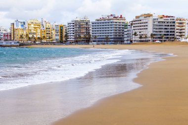 Las Palmas de Gran Canaria, İspanya, 5 Ocak 2018 üzerinde. Kış Güneşi Playa de Las Canteras beach Atlantik Okyanusu ve sahil kıyısında ışıklar. T