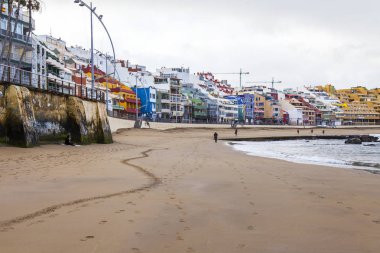 Las Palmas de Gran Canaria, İspanya, 5 Ocak 2018 üzerinde. Kış Güneşi Playa de Las Canteras beach Atlantik Okyanusu ve sahil kıyısında ışıklar. T