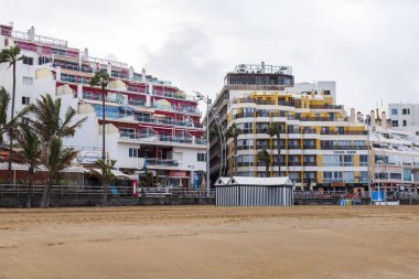 Las Palmas de Gran Canaria, İspanya, 5 Ocak 2018 üzerinde. Kış Güneşi Playa de Las Canteras beach Atlantik Okyanusu ve sahil kıyısında ışıklar. T