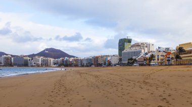 Las Palmas de Gran Canaria, İspanya, 5 Ocak 2018 üzerinde. Kış Güneşi Playa de Las Canteras beach Atlantik Okyanusu ve sahil kıyısında ışıklar. T