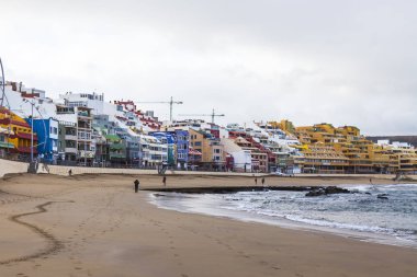Las Palmas de Gran Canaria, İspanya, 5 Ocak 2018 üzerinde. Kış Güneşi Playa de Las Canteras beach Atlantik Okyanusu ve sahil kıyısında ışıklar. T