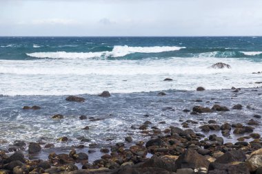 Las Palmas de Gran Canaria, İspanya, 6 Ocak 2018 üzerinde. Kış Güneşi Playa de Las Canteras beach Atlantik Okyanusu kıyısında ışıklar..