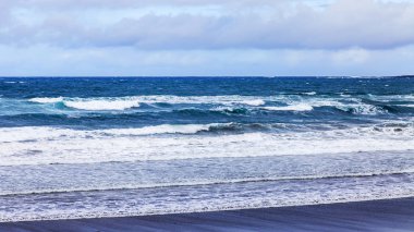 Pitoresk bir güzel deniz Körfezi kıyısında kumlu plajda sörf hattının