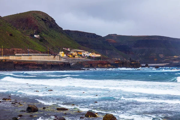 Den Pittoreska Raden Surf Sandstranden Stranden Vacker Havsvik — Stockfoto