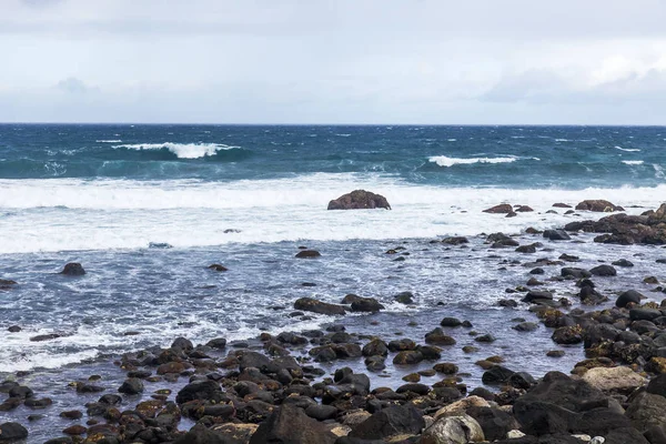 Pitoresk bir güzel deniz Körfezi kıyısında kumlu plajda sörf hattının