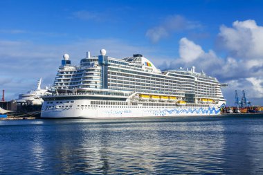 Las Palmas de Gran Canaria, İspanya, 5 Ocak 2018 üzerinde. Yolcu gemisi Las Palmas de Gran Canaria limanda palamarla