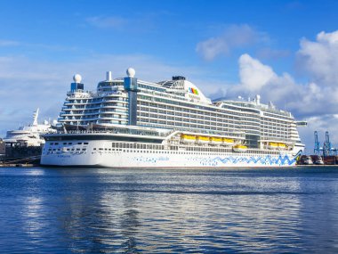 Las Palmas de Gran Canaria, İspanya, 5 Ocak 2018 üzerinde. Yolcu gemisi Las Palmas de Gran Canaria limanda palamarla