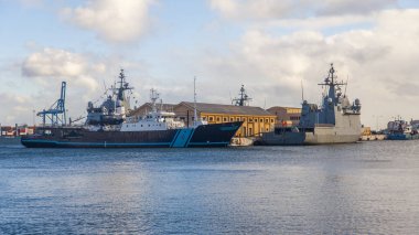 Las Palmas de Gran Canaria, İspanya, 5 Ocak 2018 üzerinde. Gemiler Las Palmas de Gran Canaria limanda palamarla