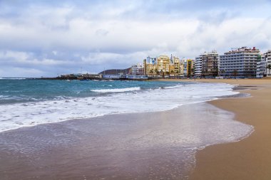 Las Palmas de Gran Canaria, İspanya, 6 Ocak 2018 üzerinde. Kış Playa de Las Canteras plaja mesafe waterfront ve Atlantik okyanus kıyısında bilir. 