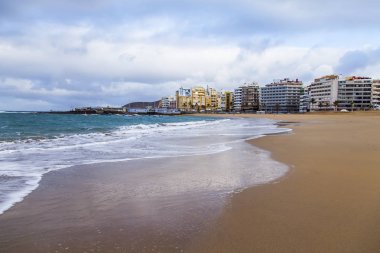 Las Palmas de Gran Canaria, İspanya, 6 Ocak 2018 üzerinde. Kış Playa de Las Canteras plaja mesafe waterfront ve Atlantik okyanus kıyısında bilir. 
