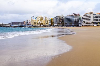 Las Palmas de Gran Canaria, İspanya, 6 Ocak 2018 üzerinde. Waterfront mesafe ve Atlantik okyanus kıyısında Playa de Las Canteras plaj kış bilir. T