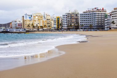 Las Palmas de Gran Canaria, İspanya, 6 Ocak 2018 üzerinde. Kış Güneşi Playa de Las Canteras beach Atlantik Okyanusu ve sahil kıyısında ışıklar.. 