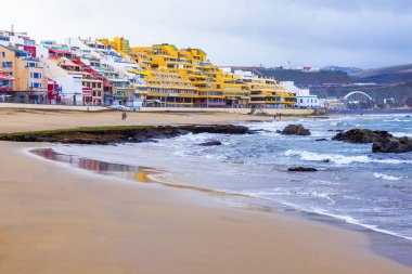 Las Palmas de Gran Canaria, İspanya, 6 Ocak 2018 üzerinde. Kış Güneşi Playa de Las Canteras beach Atlantik Okyanusu ve sahil kıyısında ışıklar.. 