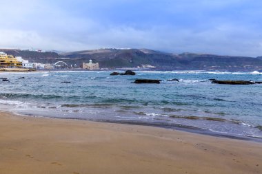 Pitoresk bir güzel deniz Körfezi kıyısında kumlu plajda sörf hattının