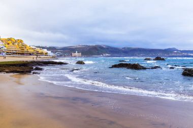 Pitoresk bir güzel deniz Körfezi kıyısında kumlu plajda sörf hattının