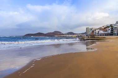 Pitoresk bir güzel deniz Körfezi kıyısında kumlu plajda sörf hattının