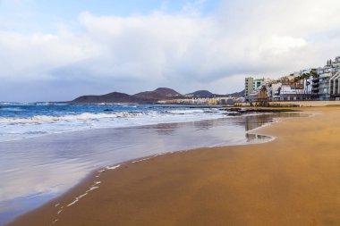 Pitoresk bir güzel deniz Körfezi kıyısında kumlu plajda sörf hattının