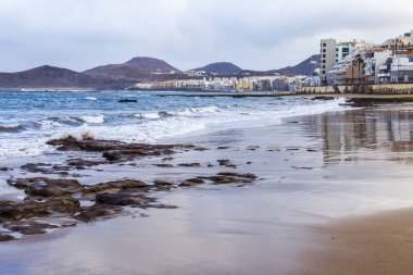 Las Palmas de Gran Canaria, İspanya, 6 Ocak 2018 üzerinde. Kış Güneşi Playa de Las Canteras beach Atlantik Okyanusu ve sahil kıyısında ışıklar.. 