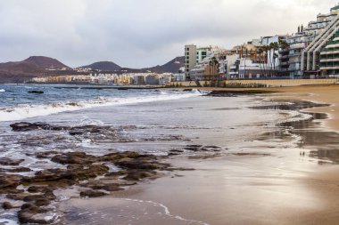Las Palmas de Gran Canaria, İspanya, 6 Ocak 2018 üzerinde. Waterfront mesafe ve Atlantik okyanus kıyısında Playa de Las Canteras plaj kış bilir. T