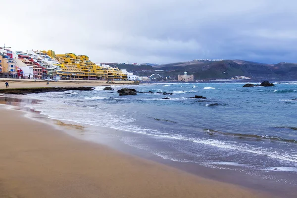 Pitoresk bir güzel deniz Körfezi kıyısında kumlu plajda sörf hattının