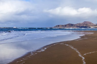 Pitoresk bir güzel deniz Körfezi kıyısında kumlu plajda sörf hattının