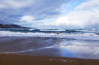 Pitoresk bir güzel deniz Körfezi kıyısında kumlu plajda sörf hattının