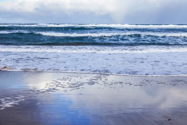 Pitoresk bir güzel deniz Körfezi kıyısında kumlu plajda sörf hattının