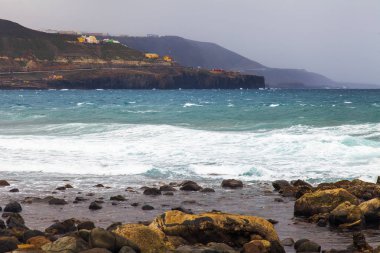 Pitoresk bir güzel deniz Körfezi kıyısında kumlu plajda sörf hattının